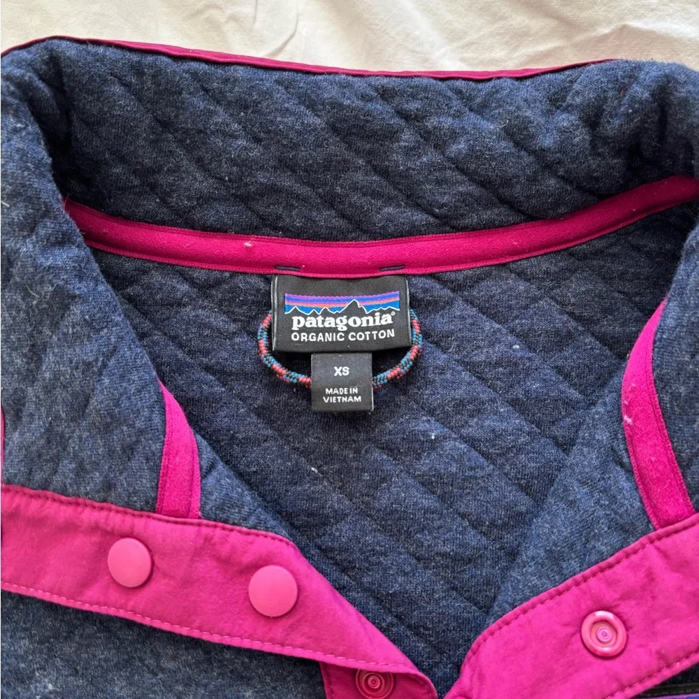 Patagonia, Women’s Navy and Pink Quilted Sweater. - Picture 5 of 5